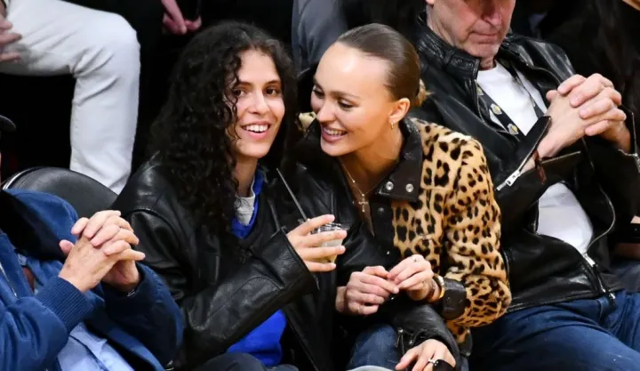 Lily-Rose Depp și partenera sa, artista 070 Shake Lily-Rose Depp și partenera sa, artista 070 Shake