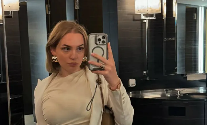 O influenceriță a șocat un aeroport întreg cu ținuta ei scandaloasă ...