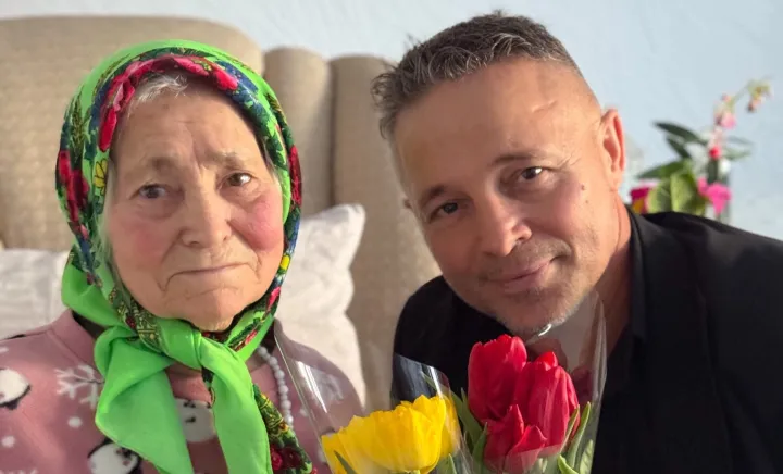 Teodor Cârnaț, alături de mama sa