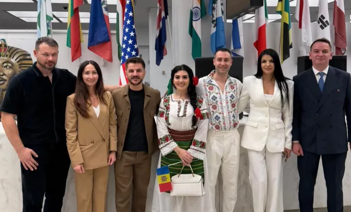 Tricolorul Republicii Moldova, arborat în premieră la Chicago Tricolorul Republicii Moldova, arborat în premieră la Chicago