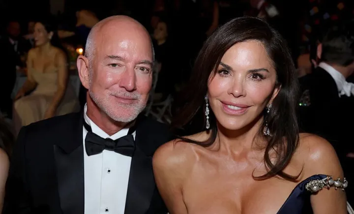 Jeff Bezos și Lauren Sánchez Jeff Bezos și Lauren Sánchez