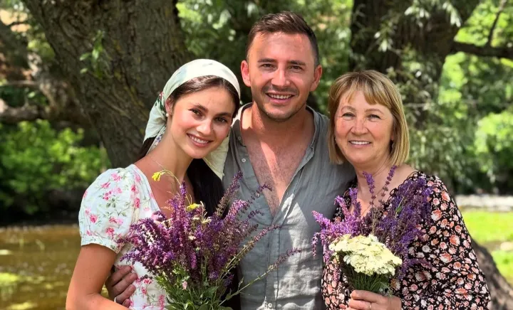 Nina și Emilian Crețu, alături mama lor, Anastasia Nina și Emilian Crețu, alături mama lor, Anastasia