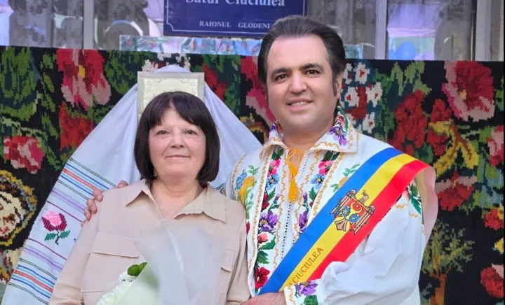Igor Cuciuc alături de mama sa Igor Cuciuc alături de mama sa