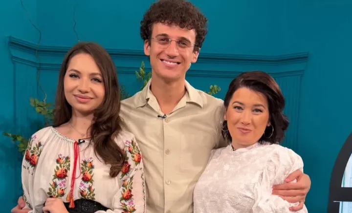 Alexandra Cuhuteac și prezentatorii emisiunii Alexandra Cuhuteac și prezentatorii emisiunii