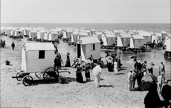Inaintea bikinilor! Ce purtau oamenii acum 100 de ani la plaja -IMAGINI INEDITE Inaintea bikinilor! Ce purtau oamenii acum 100 de ani la plaja -IMAGINI INEDITE