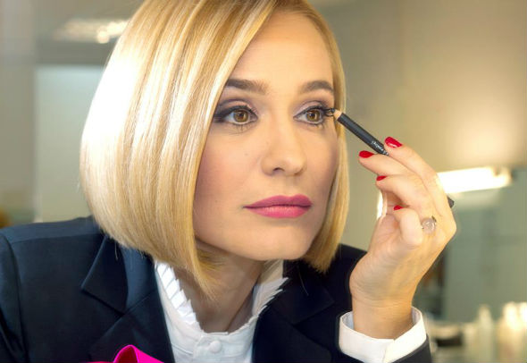 "Ma demachiez foarte repede dupa ce termin stirile". Ce face Andreea Esca pentru frumusete - VIDEO
