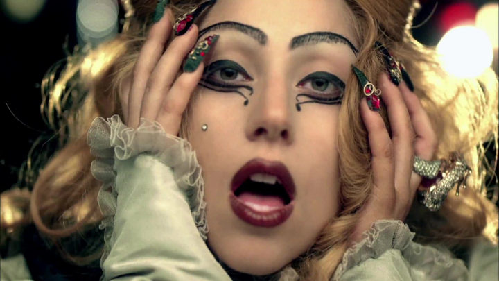 Lady Gaga socheaza din nou! S-a impodobit ca un brad - FOTO Lady Gaga socheaza din nou! S-a impodobit ca un brad - FOTO