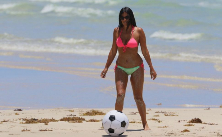 E arbitru de fotbal, insa foloseste mingea in alte scopuri. Cum a fost surprinsa Claudia Romani E arbitru de fotbal, insa foloseste mingea in alte scopuri. Cum a fost surprinsa Claudia Romani