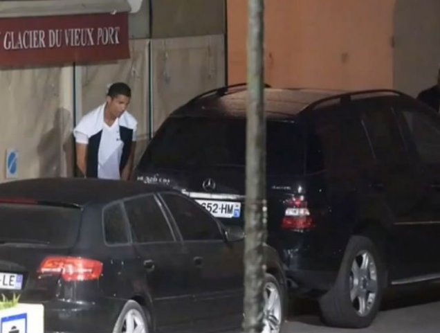 Cristiano Ronaldo s-a facut de rusine in public! A facut pipi intre doua masini - FOTO Cristiano Ronaldo s-a facut de rusine in public! A facut pipi intre doua masini - FOTO