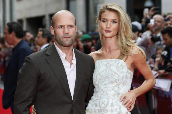 A fost cat pe ce sa-si arate zona intima! Uite ce rochie decupata a purtat iubita lui Jason Statham