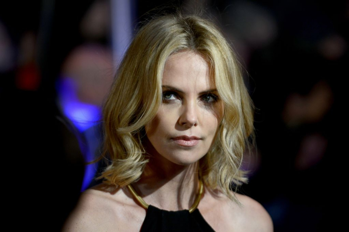 Charlize Theron, intr-o rochie neagra si decoltata! Cum a impresionat la Critics\' Choice Awards - FOTO Charlize Theron, intr-o rochie neagra si decoltata! Cum a impresionat la Critics\' Choice Awards - FOTO