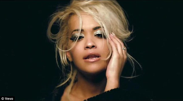 Rita Ora, sexy doar in sutien. Cum s-a lasat filmata pentru cel mai recent videoclip