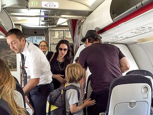 Fara fite de vedeta! Angelina Jolie si Brad Pitt, zbor la clasa economica, ca oamenii de rand