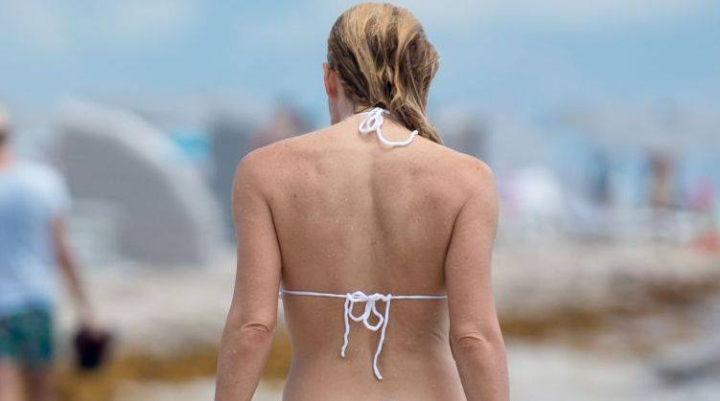 Abdomen de fier si picioare tonifiate! Cum a fost surprinsa antrenoarea vedetelor la plaja Abdomen de fier si picioare tonifiate! Cum a fost surprinsa antrenoarea vedetelor la plaja