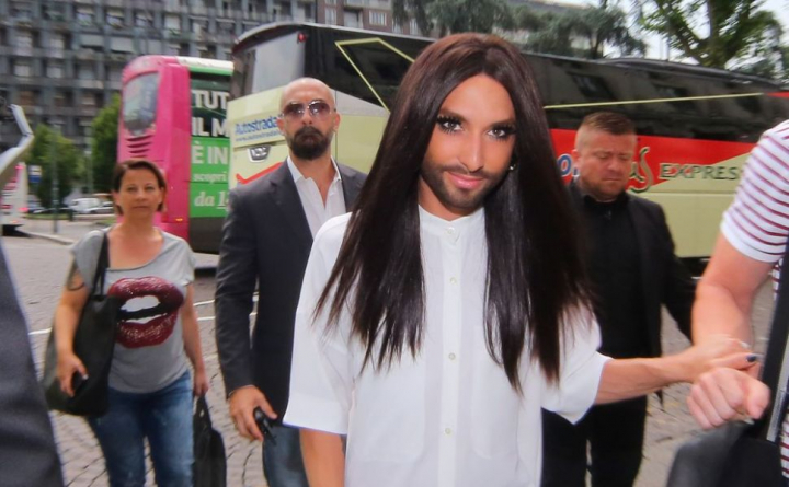 Putini s-ar fi asteptat sa o vada asa. Cat de bine arata Conchita Wurst in jeansi stramti si camasa alba Putini s-ar fi asteptat sa o vada asa. Cat de bine arata Conchita Wurst in jeansi stramti si camasa alba