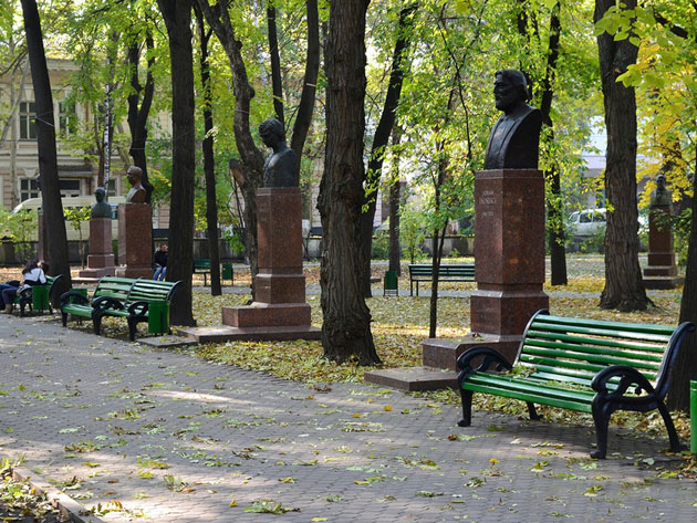 Se iubesc si nu le pasa de nimeni! Ce fac doi tineri in parcul central, in mijlocul zilei - FOTO Se iubesc si nu le pasa de nimeni! Ce fac doi tineri in parcul central, in mijlocul zilei - FOTO
