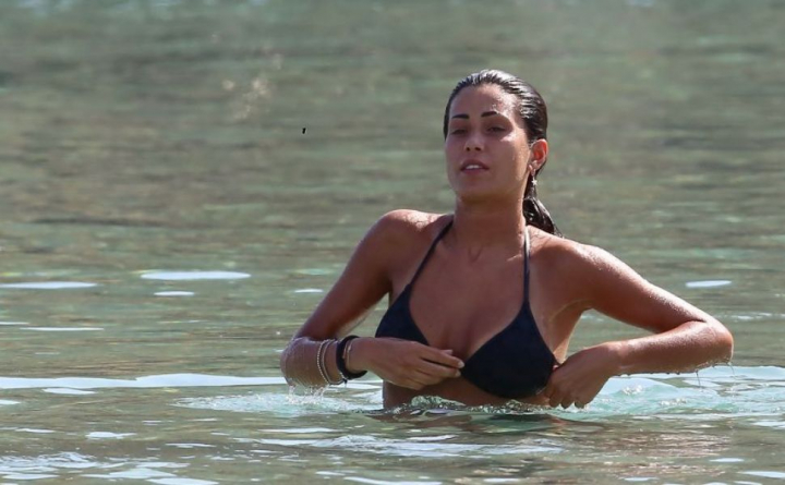 Aparitia cu care aceasta vedeta a incins atmosfera la plaja. Ce bine arata in costum de baie minuscul