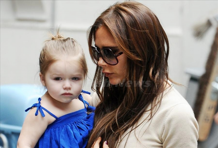 Harper Beckham isi vinde garderoba! Cum arata tinutele celei mai stilate fetite din lume - FOTO