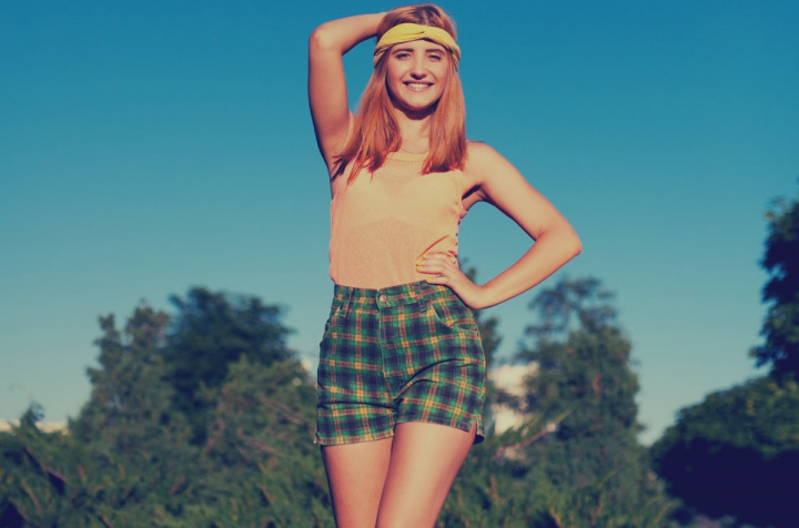 Pantalonii scurti cu talie inalta, in tenditele 2015. Cum ii porti intr-o zi obisnuita - FOTO Pantalonii scurti cu talie inalta, in tenditele 2015. Cum ii porti intr-o zi obisnuita - FOTO