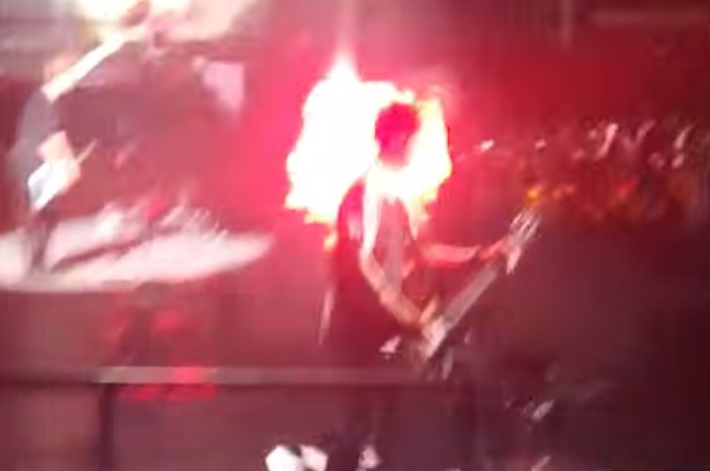 A luat foc chiar in timp ce se afla pe scena! Momentul care a ingrozit toti fanii unei trupe - VIDEO