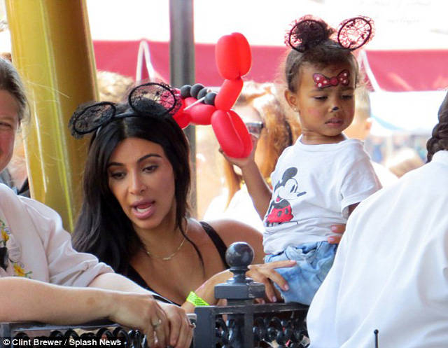 Kim Kardashian a sarbatorit aniversarea fiicei sale la Disneyland! Cum s-au distrat - FOTO Kim Kardashian a sarbatorit aniversarea fiicei sale la Disneyland! Cum s-au distrat - FOTO