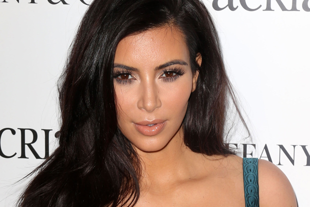 Kim Kardashian, pe tocuri uriase si cu abdomenul la vedere! Cum a fost surprinsa viitoarea mamica