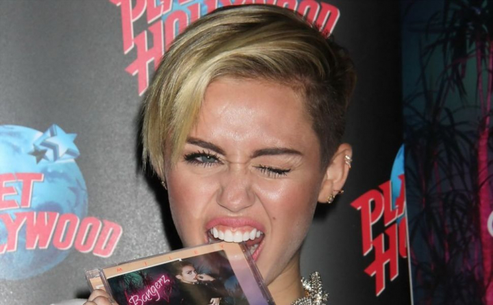 Miley Cyrus, in cea mai excentrica tinuta posibila! A aparut pe strada in pantaloni scurti si colanti rupti Miley Cyrus, in cea mai excentrica tinuta posibila! A aparut pe strada in pantaloni scurti si colanti rupti