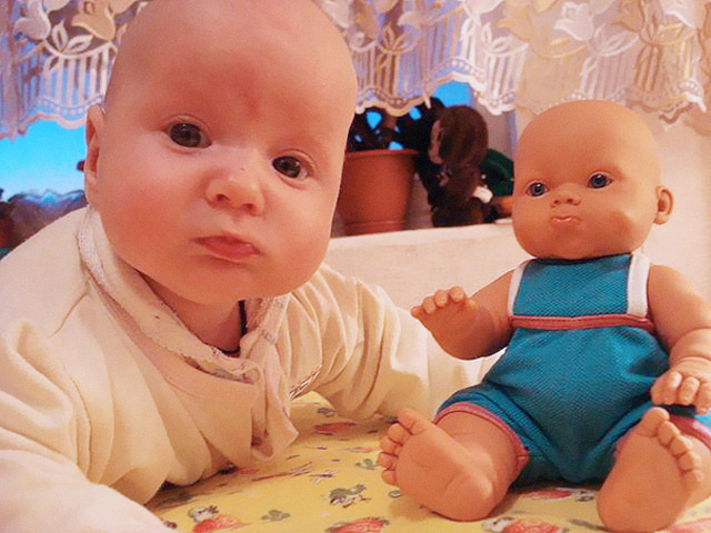 Copii care seamana leit cu papusile lor! Fotografii care iti vor trezi zambete - FOTO Copii care seamana leit cu papusile lor! Fotografii care iti vor trezi zambete - FOTO