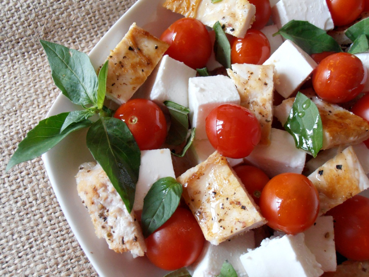 Salata de pui cu rosii cherry si branza feta Salata de pui cu rosii cherry si branza feta
