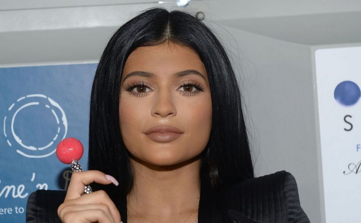 Se transforma in copia fidela a surorii sale! Cat de provocator s-a imbracat Kylie Jenner - FOTO Se transforma in copia fidela a surorii sale! Cat de provocator s-a imbracat Kylie Jenner - FOTO