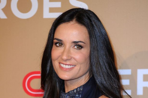 Parca ar fi surori! Cat de sexy a pozat Demi Moore alaturi de fiicele sale la piscina - FOTO Parca ar fi surori! Cat de sexy a pozat Demi Moore alaturi de fiicele sale la piscina - FOTO