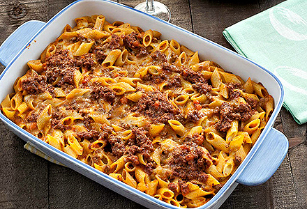 Penne siciliene al forno cu mozzarella si sos de vin Penne siciliene al forno cu mozzarella si sos de vin