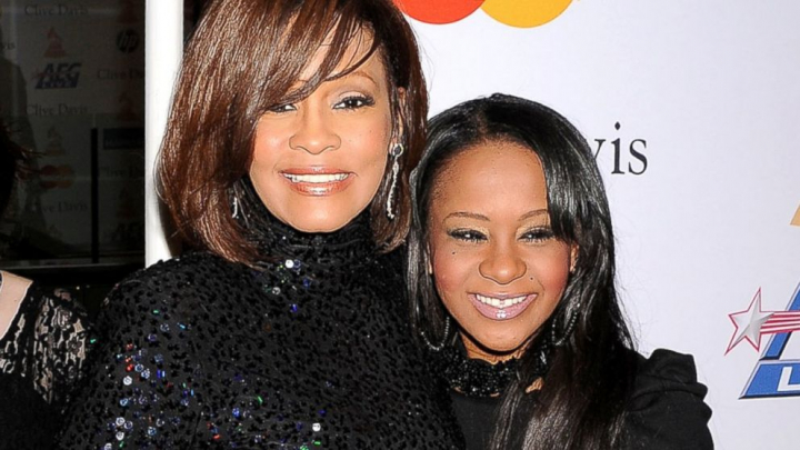 Teribil! Fiica lui Whitney Houston se afla pe patul de moarte - FOTO Teribil! Fiica lui Whitney Houston se afla pe patul de moarte - FOTO