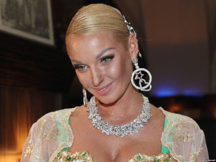 Anastasia Volochkova a mers la biserica cu sanii semidezgoliti! Iata cum a pozat langa preot - FOTO Anastasia Volochkova a mers la biserica cu sanii semidezgoliti! Iata cum a pozat langa preot - FOTO