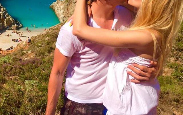 Sarut pasional pe o plaja din Grecia! Cum a fost surprinsa o vedeta de la noi cu iubitul sau - FOTO