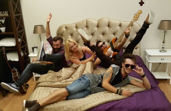 Muzica, dar si multe zambete! Making of de la filmarile pentru noul promo al emisiunii O Seara Perfecta - VIDEO Muzica, dar si multe zambete! Making of de la filmarile pentru noul promo al emisiunii O Seara Perfecta - VIDEO