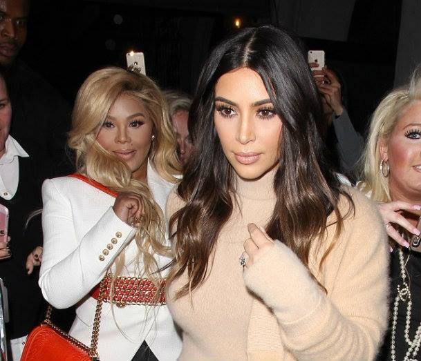 Kim Kardashian, surprinsa beata!? Vedeta a petrecut pe cinste intr-un club si a iesit...clatinandu-se - FOTO Kim Kardashian, surprinsa beata!? Vedeta a petrecut pe cinste intr-un club si a iesit...clatinandu-se - FOTO