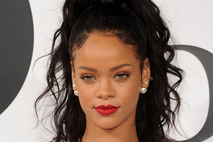 Rihanna, cu sanii goi! Aparitia ultra-sexy care a incins imaginatia barbatilor Rihanna, cu sanii goi! Aparitia ultra-sexy care a incins imaginatia barbatilor