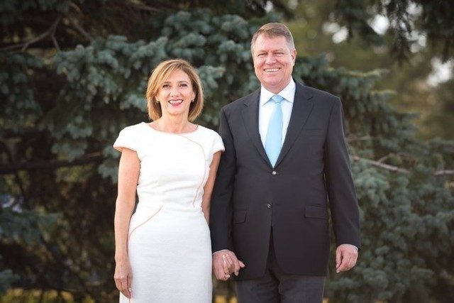 Carmen Iohannis si-a luat revansa dupa gafa vestimentara din aeroport. Aparitie super eleganta la Washington! Carmen Iohannis si-a luat revansa dupa gafa vestimentara din aeroport. Aparitie super eleganta la Washington!