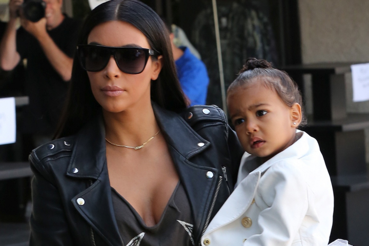 Extensii la doar 3 ani! Ce le-au facut surorile Kardashian fetitelor din familie, de dragul modei - FOTO