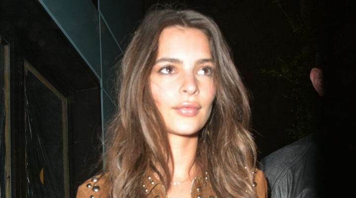 E considerata femeia cu cel mai frumos bust natural, dar trebuie sa-i vezi abdomenul. Aparitie sexy pentru Emily Ratajkowski