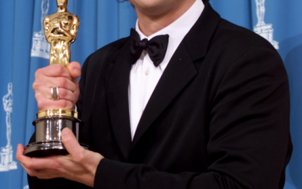 El are 40 de ani, ea de doua ori mai putin. Cum arata noua iubita a unui actor celebru - FOTO
