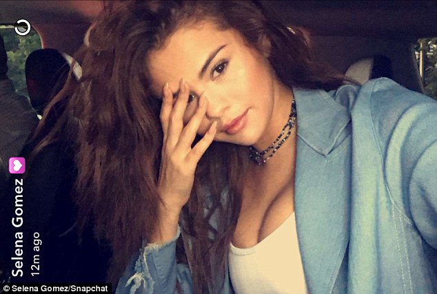 Inca o dovada ca ea poate fi considerata regina jeansilor. Aparitie plina de sex-appeal a Selenei Gomez Inca o dovada ca ea poate fi considerata regina jeansilor. Aparitie plina de sex-appeal a Selenei Gomez