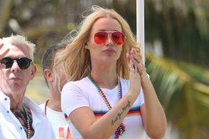 Corpul ei pare modificat in Photoshop: talie minuscula si coapse voluptuoase! Cum arata Iggy Azalea in pantaloni scurti - FOTO