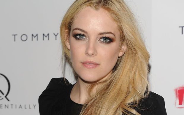 Nepoata lui Elvis, in ipostaze incendiare! Riley Keough, surprinsa aproape goala
