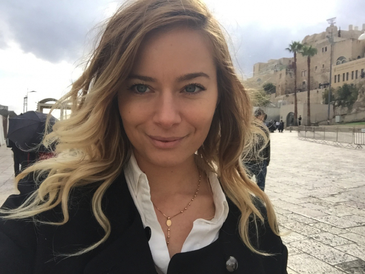 Laura Cosoi: Laura Cosoi: