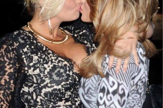 Au renuntat la inhibitii! Sarut pasional intre doua blonde celebre - FOTO Au renuntat la inhibitii! Sarut pasional intre doua blonde celebre - FOTO