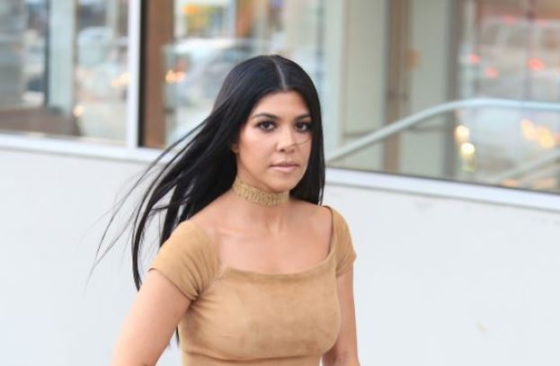 Tinuta care o face sa para complet goala! In ce rochie si-a facut aparitia Kourtney Kardashian - FOTO