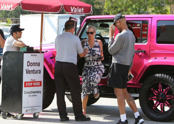 Atrage atentia oriunde, chiar si in cea mai simpla rochie de zi. Cum s-a afisat Amber Rose strazile din Los Angeles Atrage atentia oriunde, chiar si in cea mai simpla rochie de zi. Cum s-a afisat Amber Rose strazile din Los Angeles