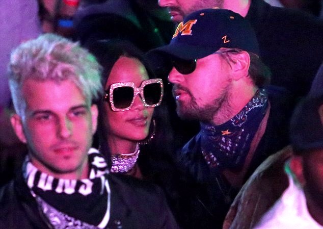 Rihanna si Leonardo DiCaprio, extrem de apropiati la Coachella! Au fost surprinsi in timp ce flirtau - FOTO Rihanna si Leonardo DiCaprio, extrem de apropiati la Coachella! Au fost surprinsi in timp ce flirtau - FOTO